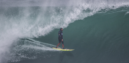 Chilenos se posicionan en octavos de final del mundial de surf “Maui And Sons Arica Pro”