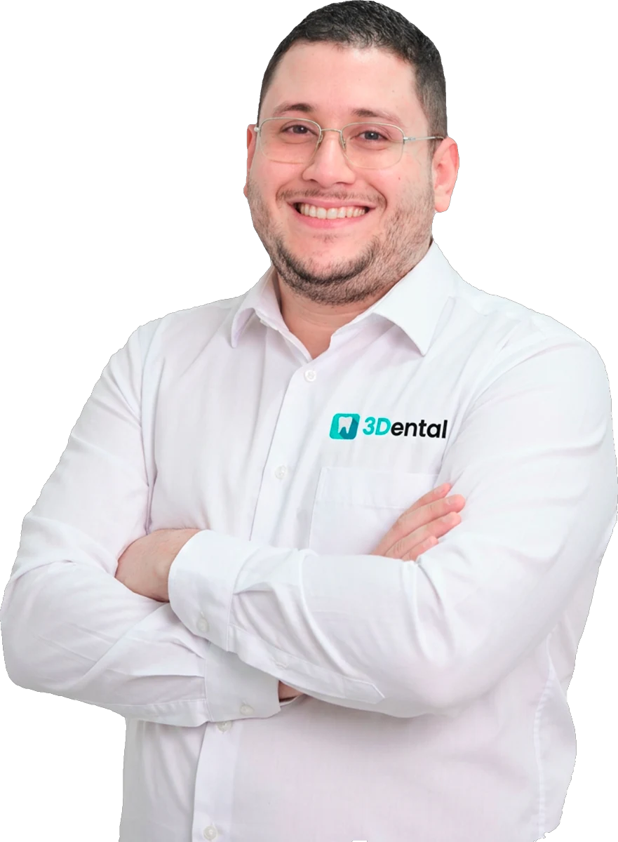 Camilo Rodas, fundador y director técnico de 3Dental, con la camisa institucional de la marca.
