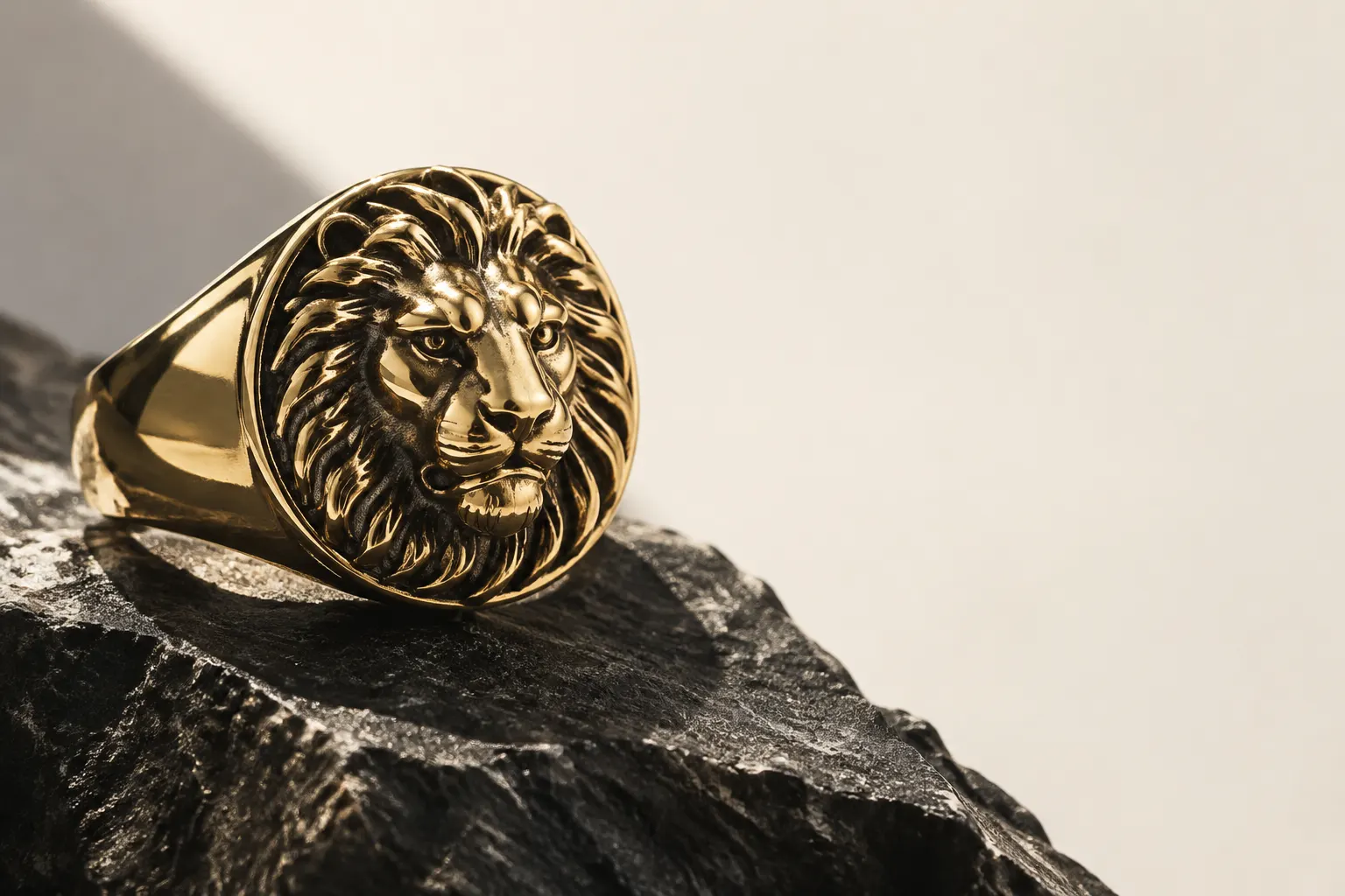 Pieza de joyería de diseño simbólico sobre piedra oscura, fotografiada en detalle.
