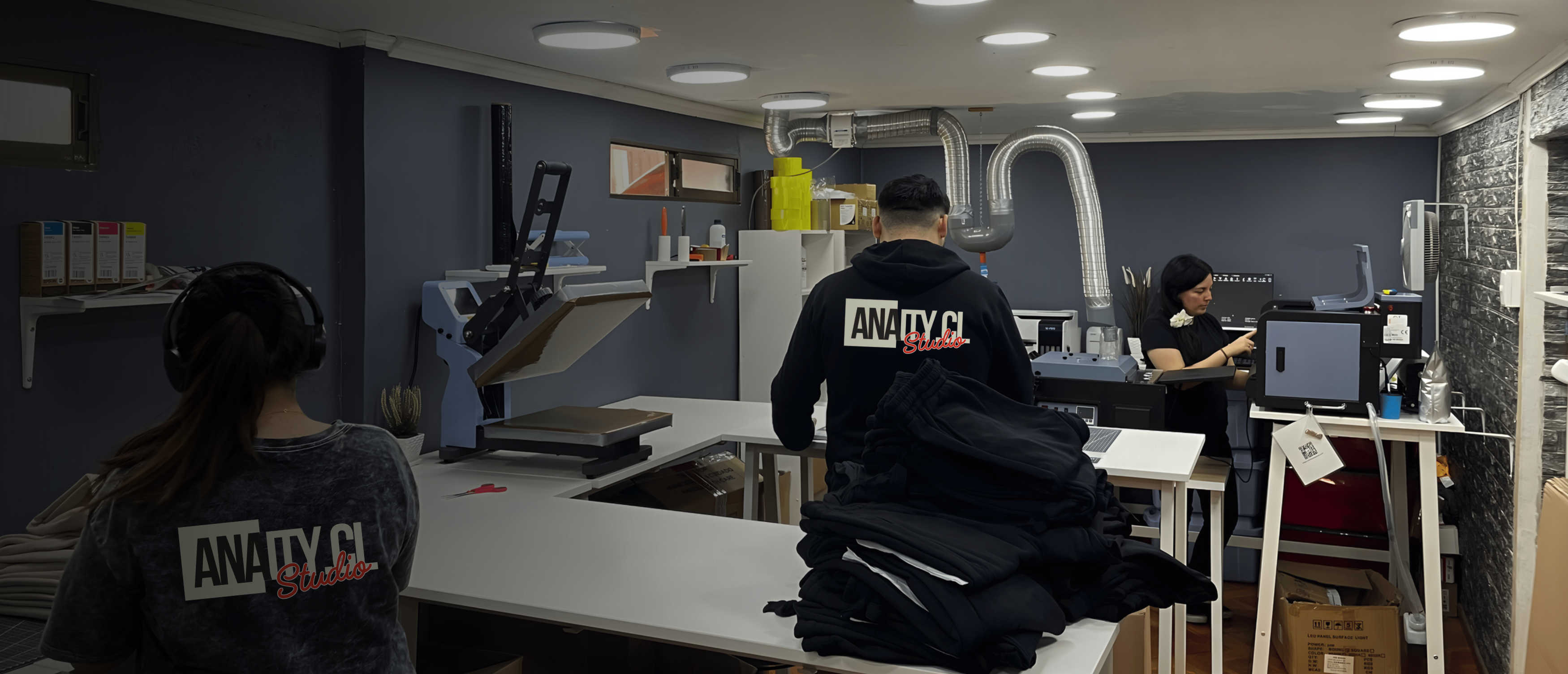 <b>SOLUCIONES PROFESIONALES EN PERSONALIZACIÓN TEXTIL Y MERCHANDISING</b>