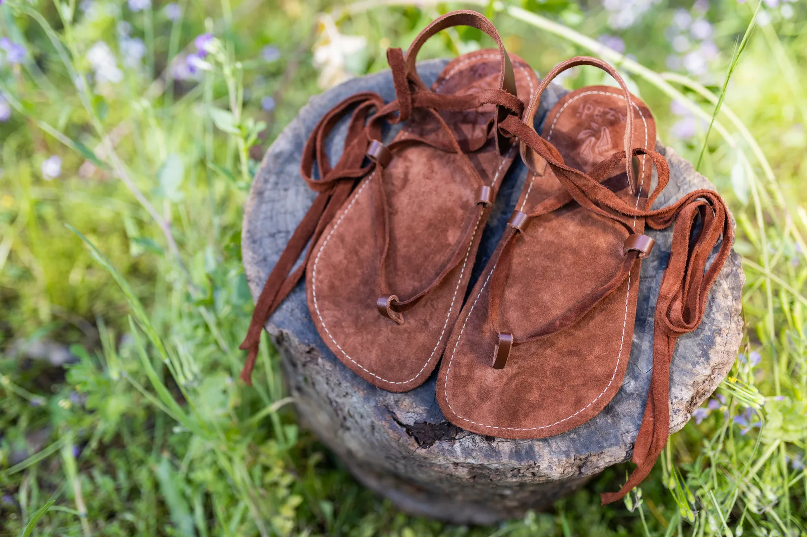 Sandalia barefoot de cuero café Azadi, calzado minimalista para transición al barefoot