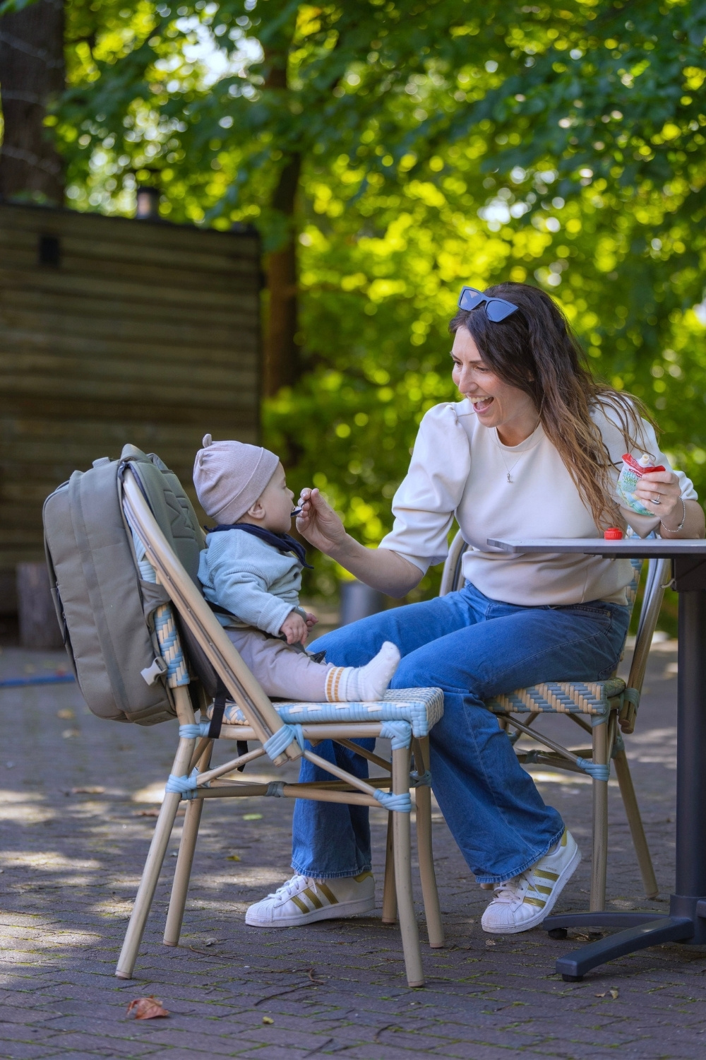¿UNA MOCHILA CON ASIENTO DE BEBÉ?... ¿DE VERDAD?