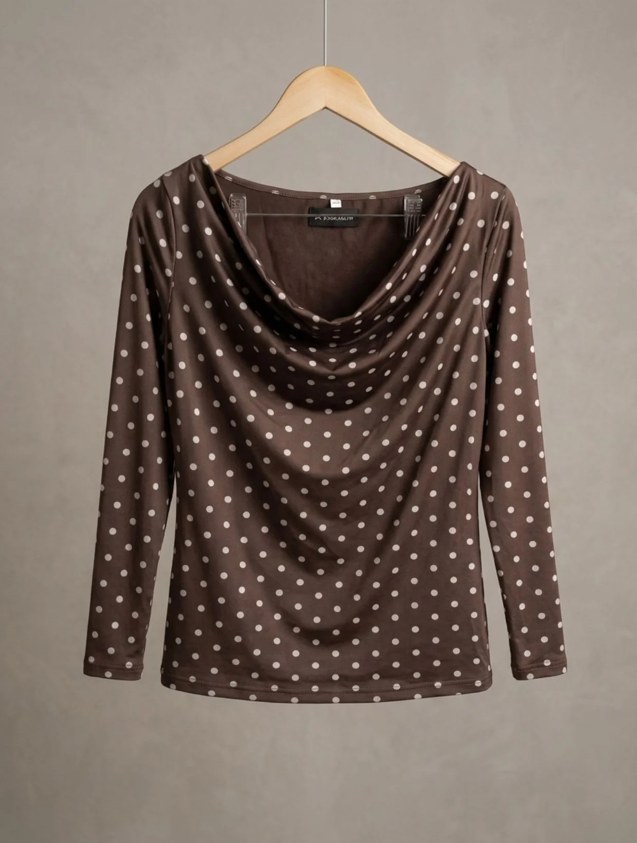 Blusa café de lunares blancos para mujer con cuello drapeado y manga larga, polera con estampado polka dots de moda en Chile.