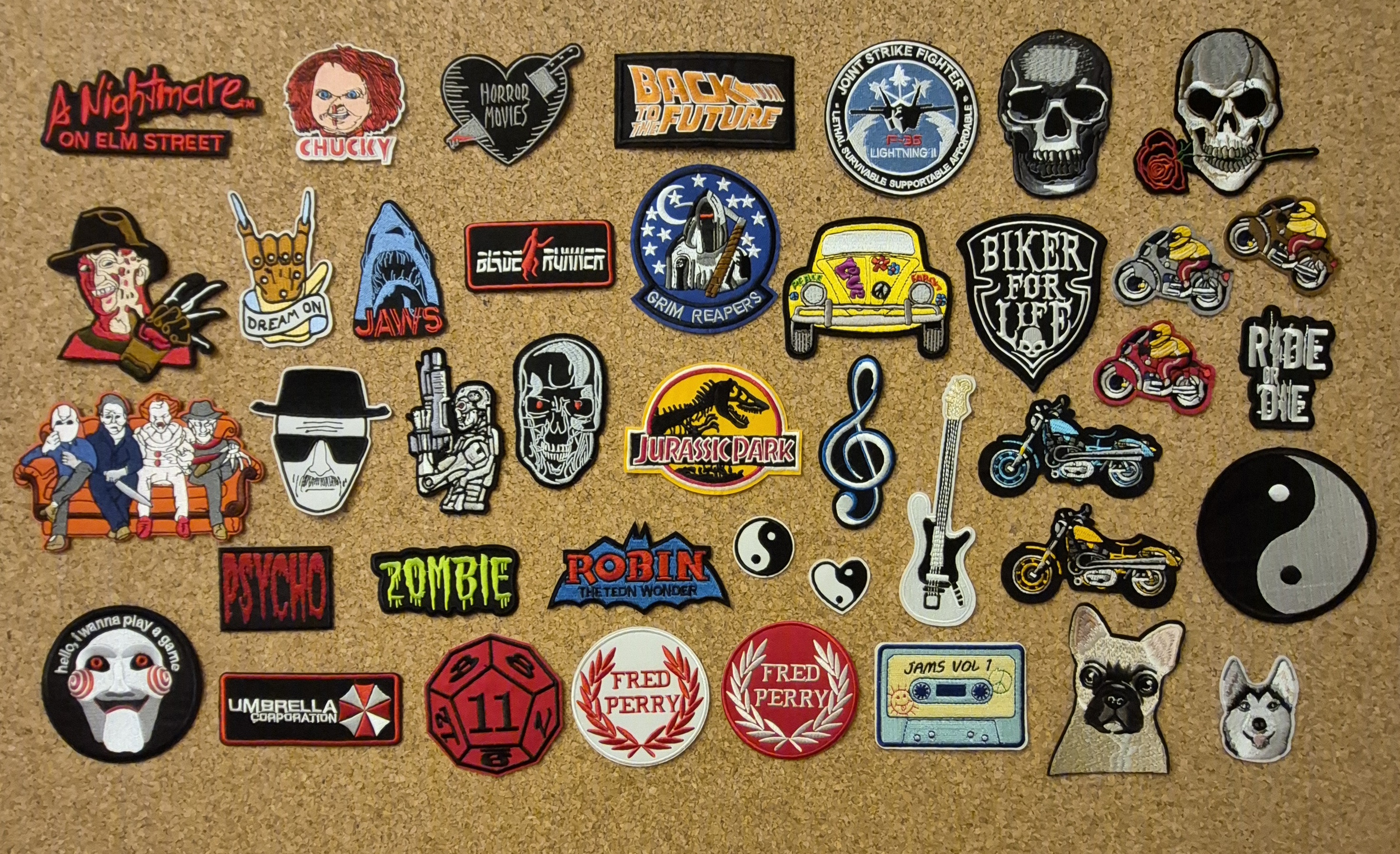 <span data-olk-copy-source="MessageBody"><b style="color: rgb(229, 229, 229); font-family: Geist, sans-serif;">Iron-On Patches / Patches para aplicar com o Ferro</b><span style="color: rgb(229, 229, 229); font-family: Geist, sans-serif;">🤘🎬</span><br></span>