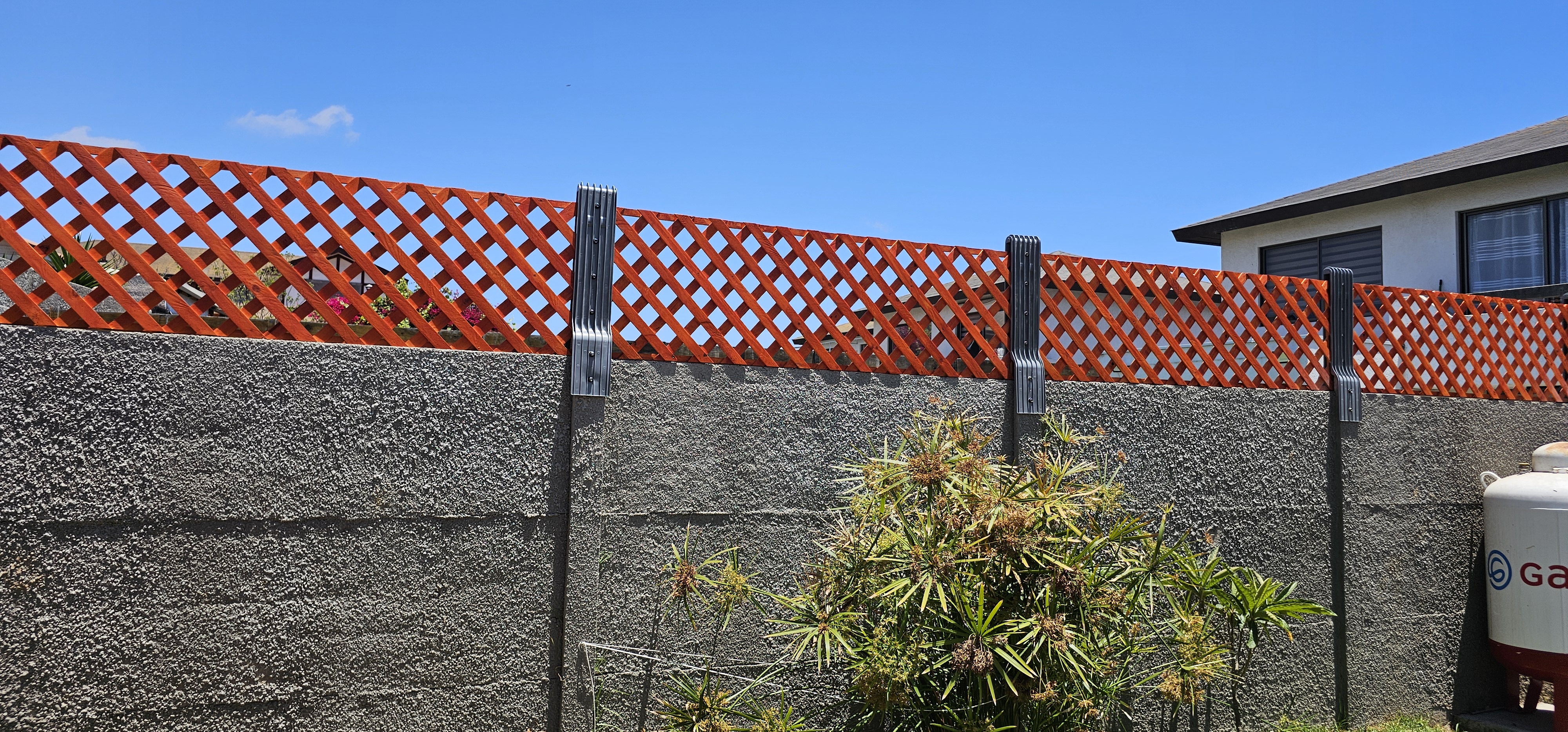 muro bulldog elevado con extensores birdwalls y treillage para privacidad