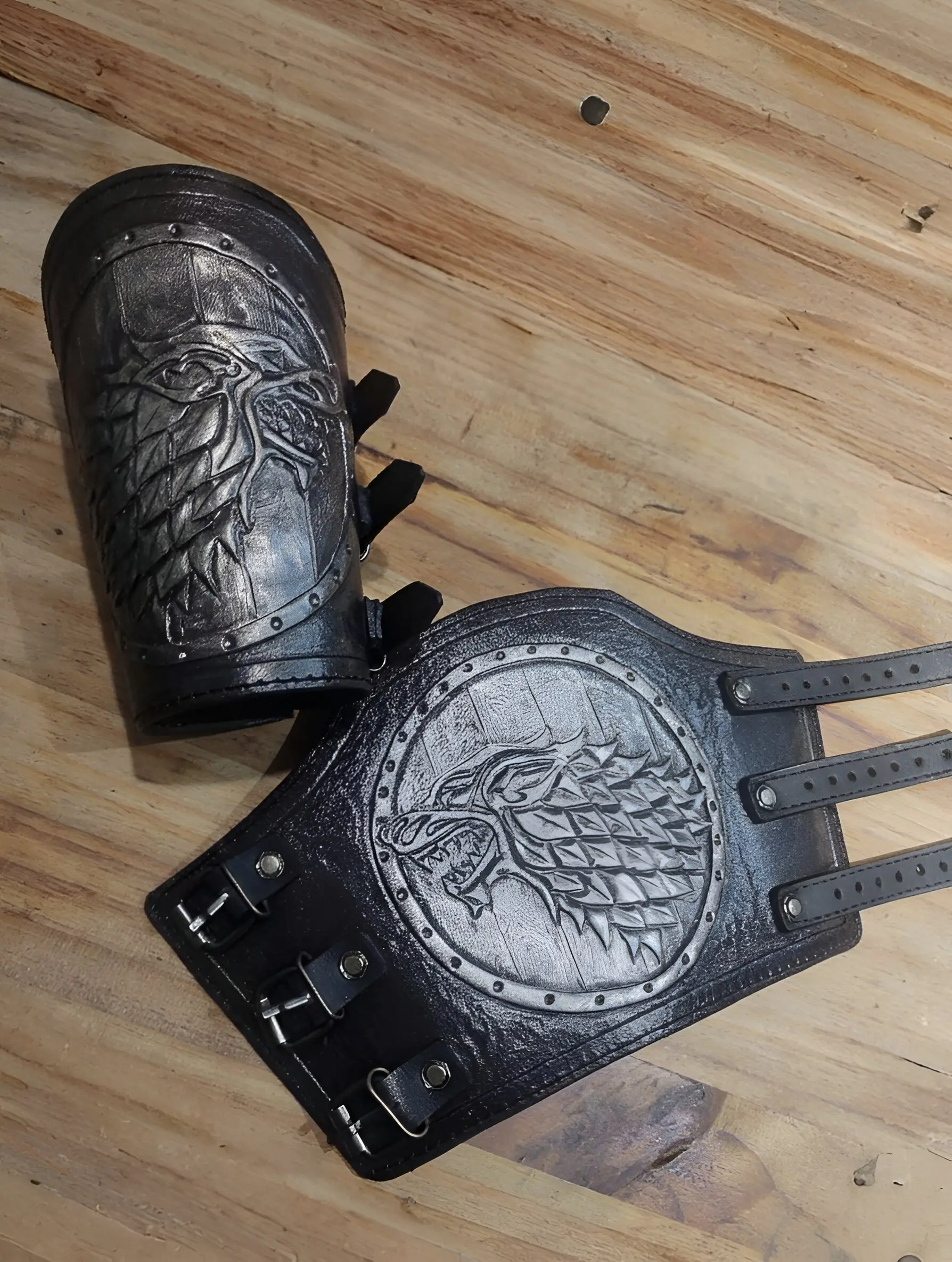 Brazales tallados / par