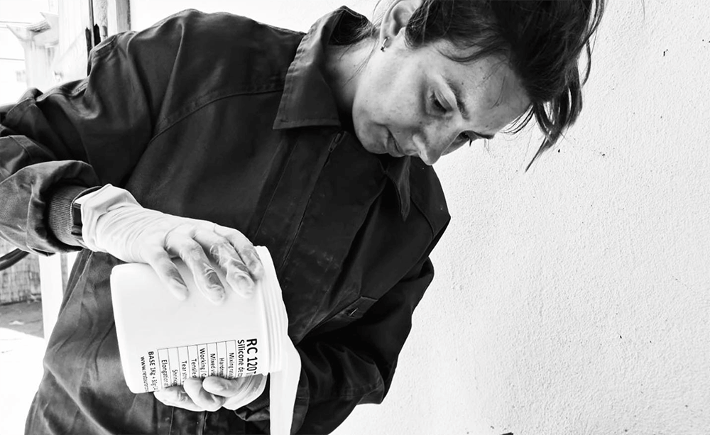 <p style="box-sizing: border-box; margin-bottom: 12px; font-weight: inherit; line-height: 1; color: #282620; font-size: 32px; font-family: Manrope, sans-serif; letter-spacing: normal; background-color: #ffffff;">Feito à mão, sempre em pequenos lotes</p>