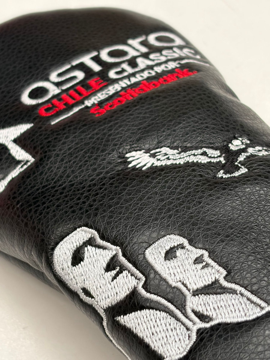 Funda negra con el logo del Astara Chile Classic presentado por Scotiabank y moáis bordados