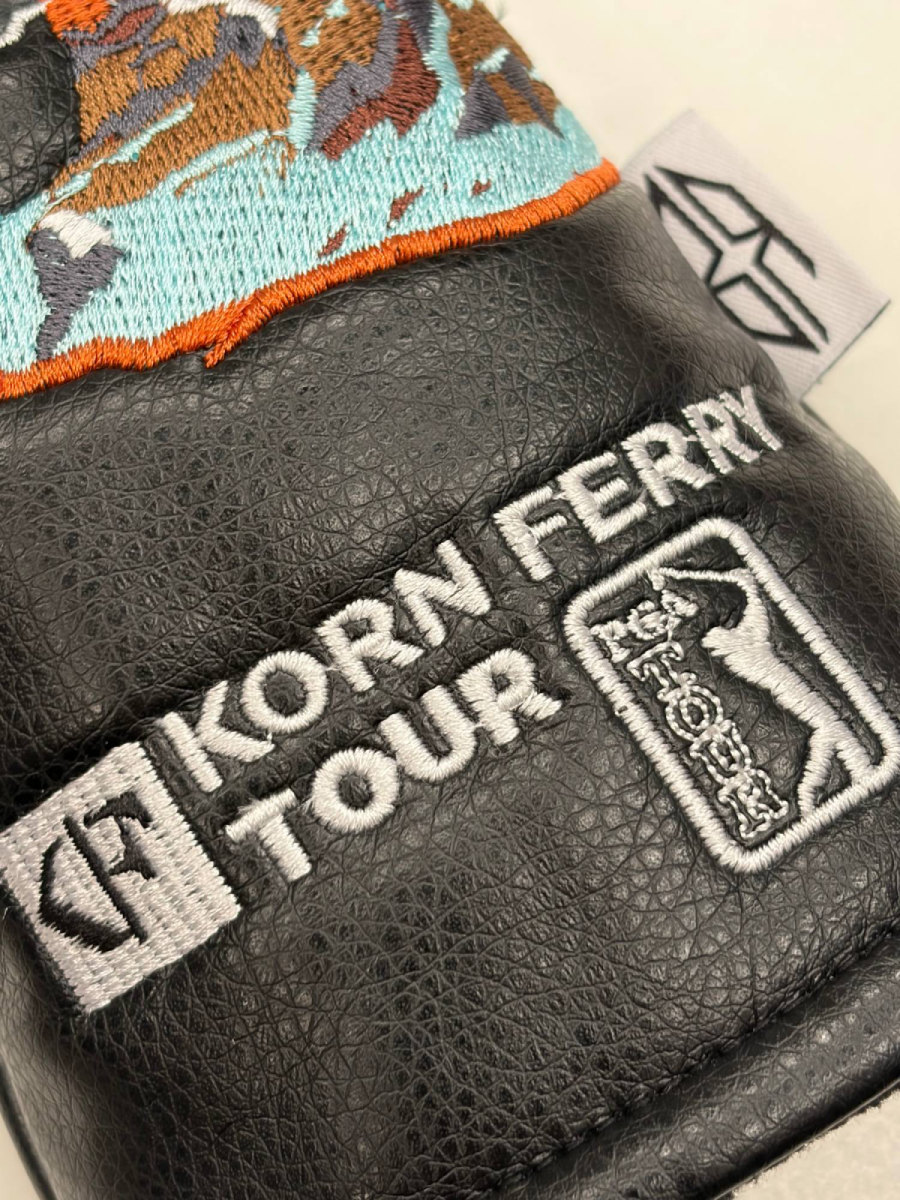 Detalle del bordado del logo Korn Ferry Tour y PGA Tour