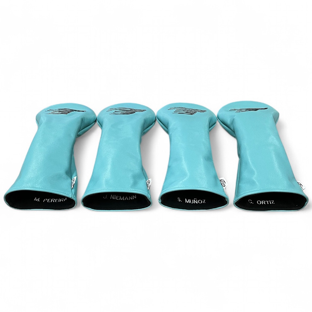 Cuatro fundas calipso del Team Torque con los nombres M. Pereira, J. Niemann, S. Muñoz y C. Ortiz