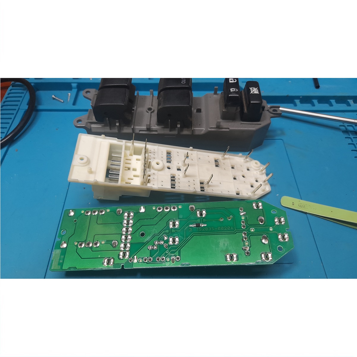 Reparación de botoneras de Alza vidrios Electricos