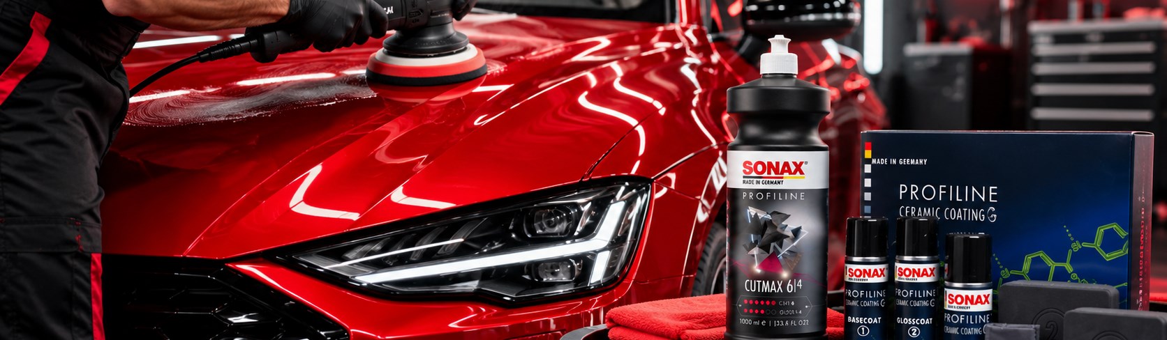 Pulido profesional de sedán rojo con productos SONAX