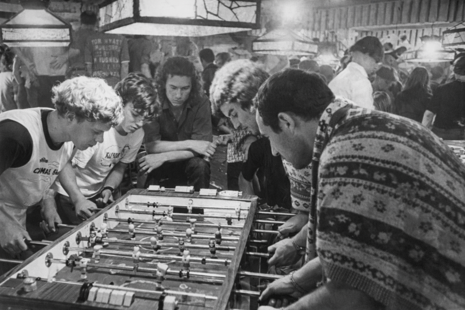 Personas jugando taca taca CatronJuegos