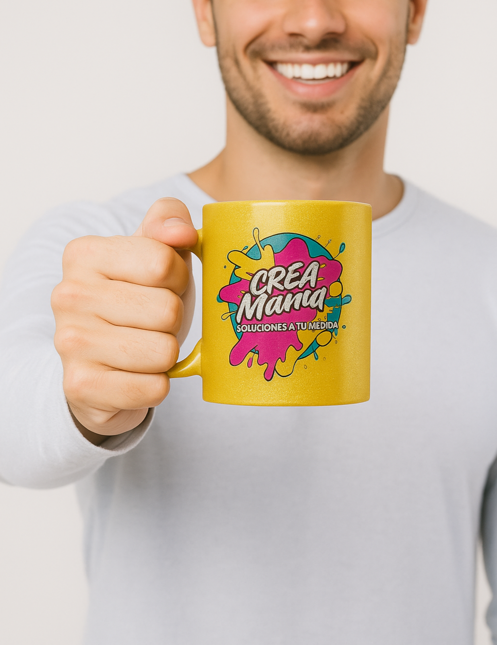 Hombre sosteniendo taza personalizada con el logo de CreaMania