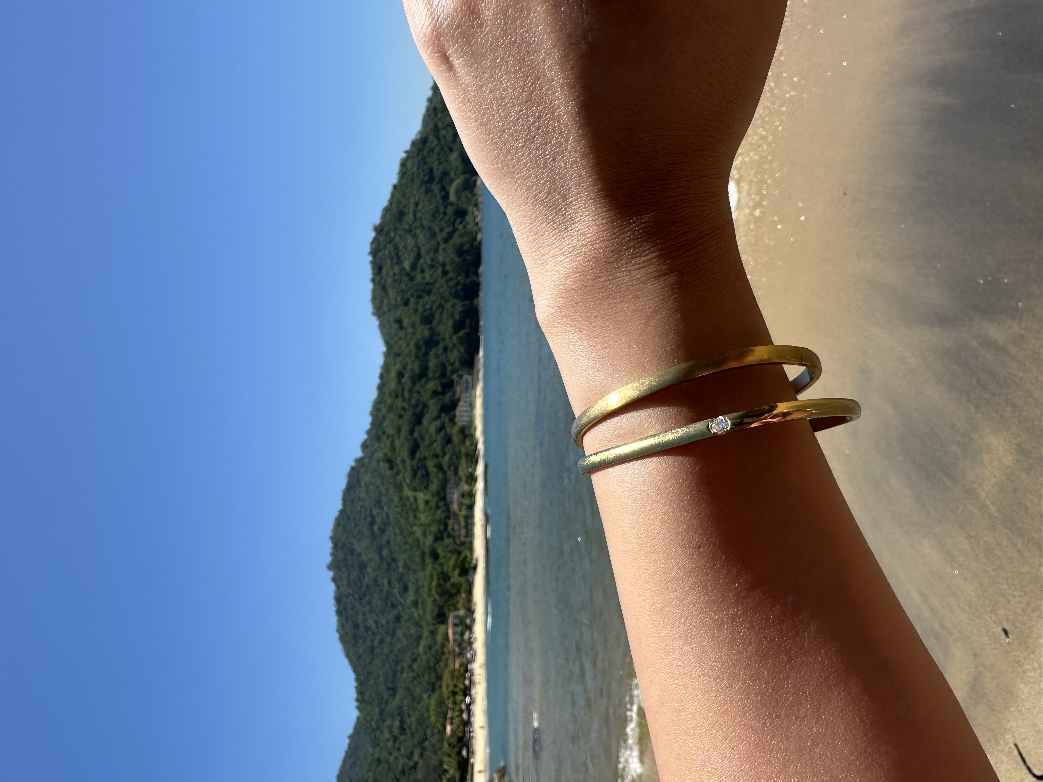<br>
<br>
<br>
<br>
<br>
<div><i>Y Una alta variedad de joyas de plata y enchape en oro de 18k</i><br>
<br>
<br>
<br>
</div>