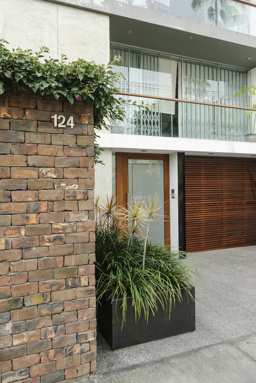 <div style="line-height: 1.5; font-size: .8em; text-align: center; padding: 1px 15px"><i><b>Diseñamos </b></i><br><i><b>con intención: </b></i><br>Cada decisión proyectual<br>tiene un&nbsp;<i>propósito</i>.</div>