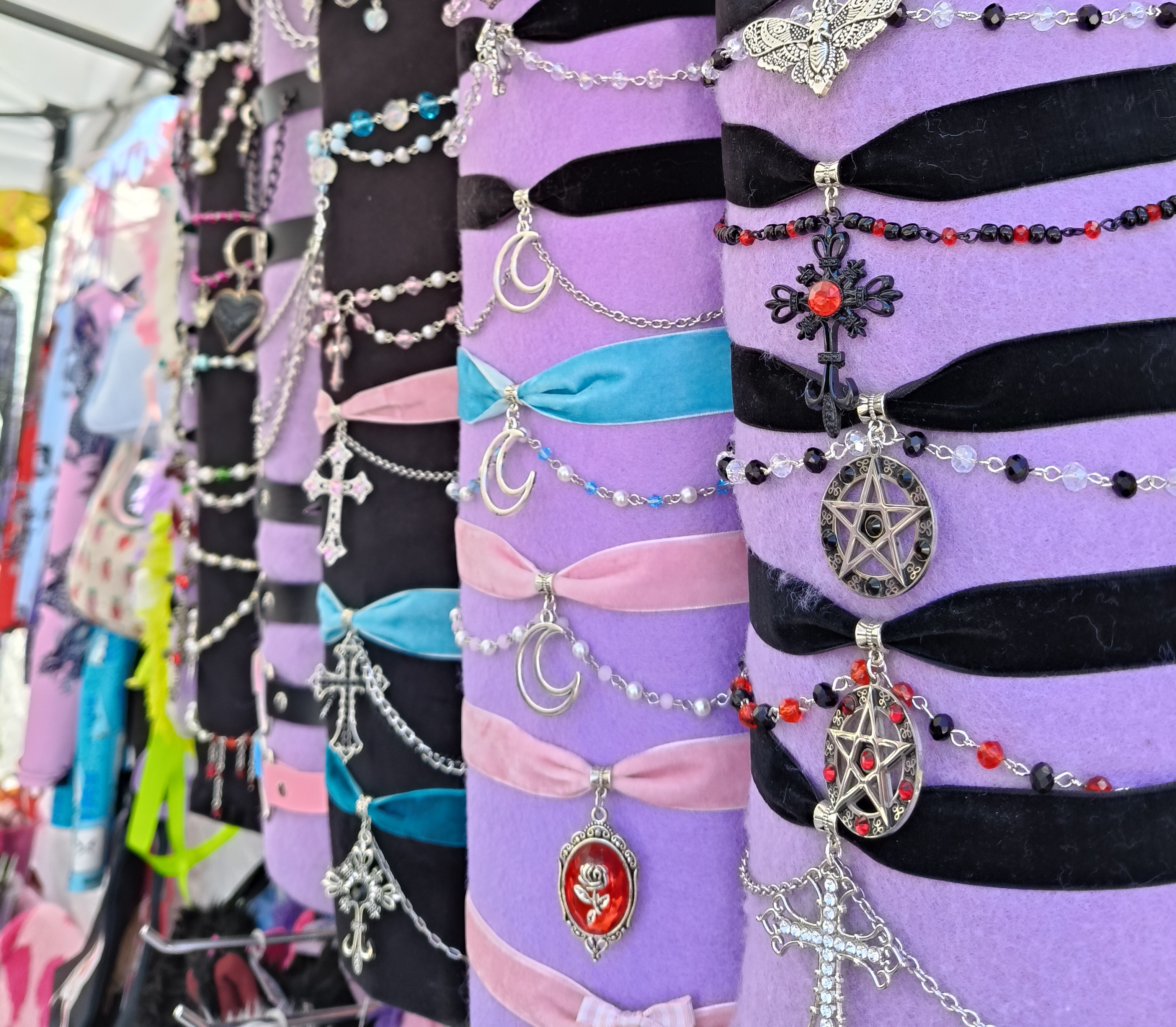 Collares, chokers goth, gargantillas goth con cruces y colores 