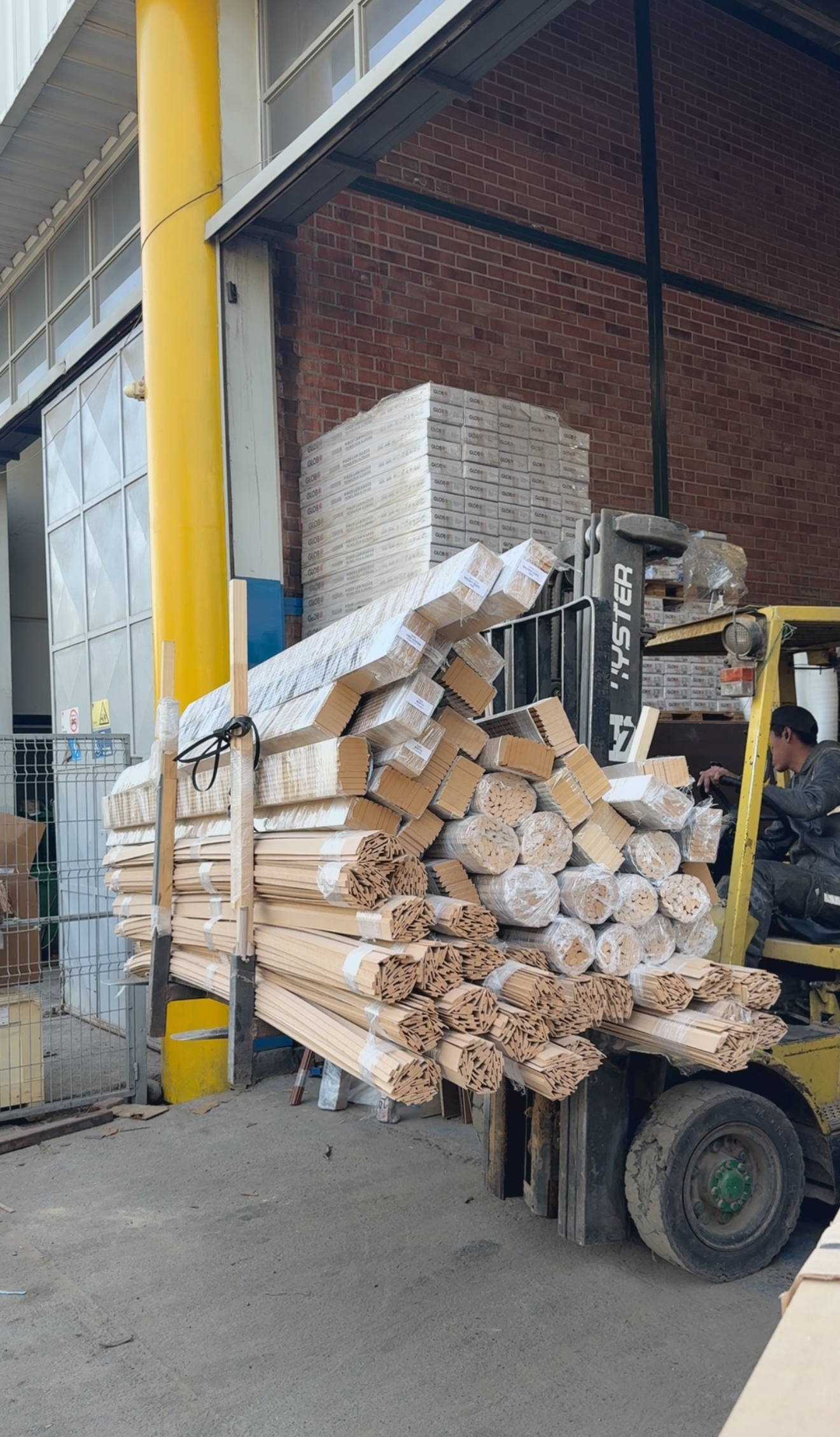 
				<div class="et_pb_column et_pb_column_3_5 et_pb_column_0  et_pb_css_mix_blend_mode_passthrough">
				
				
				
				
				<div class="et_pb_module et_pb_text et_pb_text_0  et_pb_text_align_left et_pb_bg_layout_light">
				
				
				
				
				<div class="et_pb_text_inner"><h1>Expertos en transformar espacios con diseño y calidad</h1></div>
			</div></div>