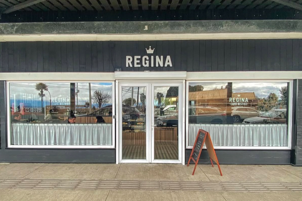 <b>regina </b><br>
Café Bistró<br>