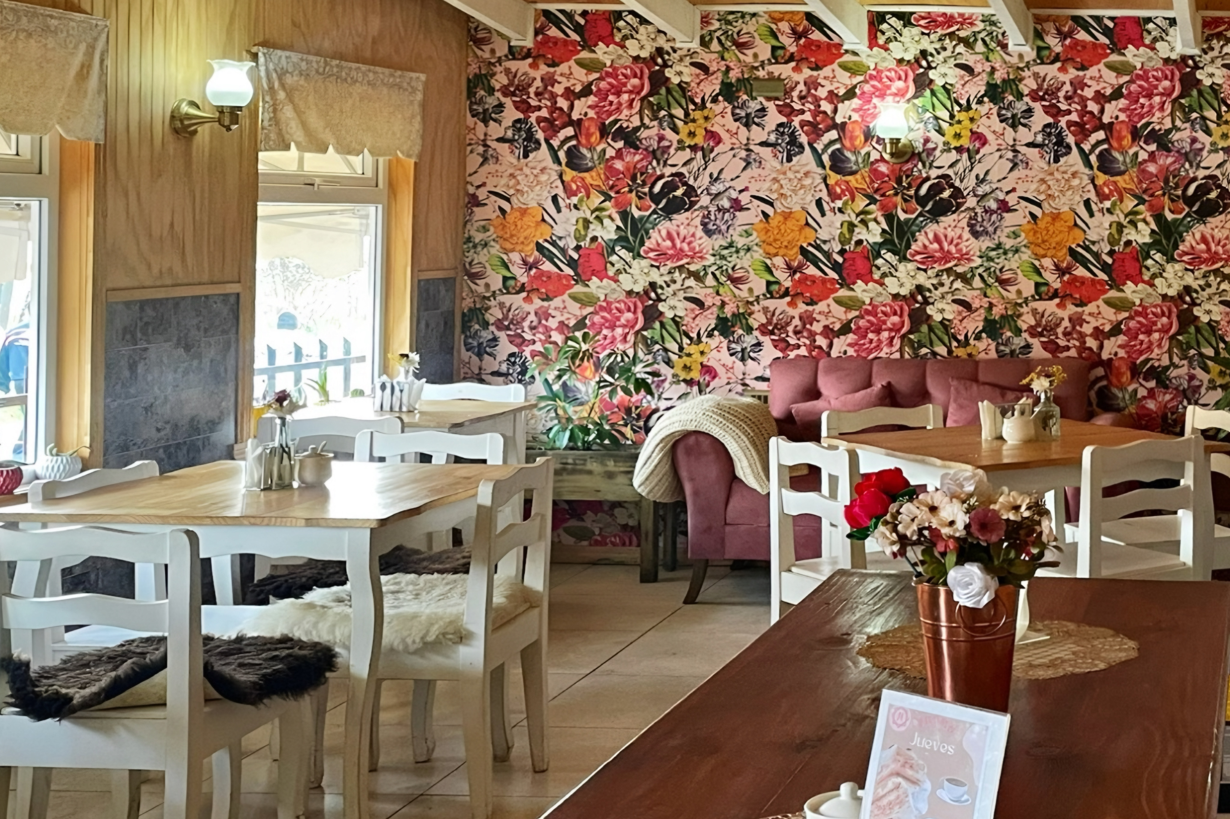 <b>Maison</b><br>
Pastelería & cafeterÍa<br>
<br>