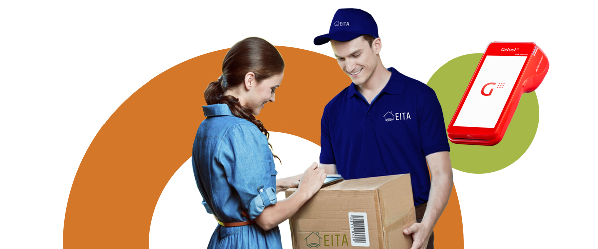 Cliente recibiendo un paquete de un repartidor sonriente