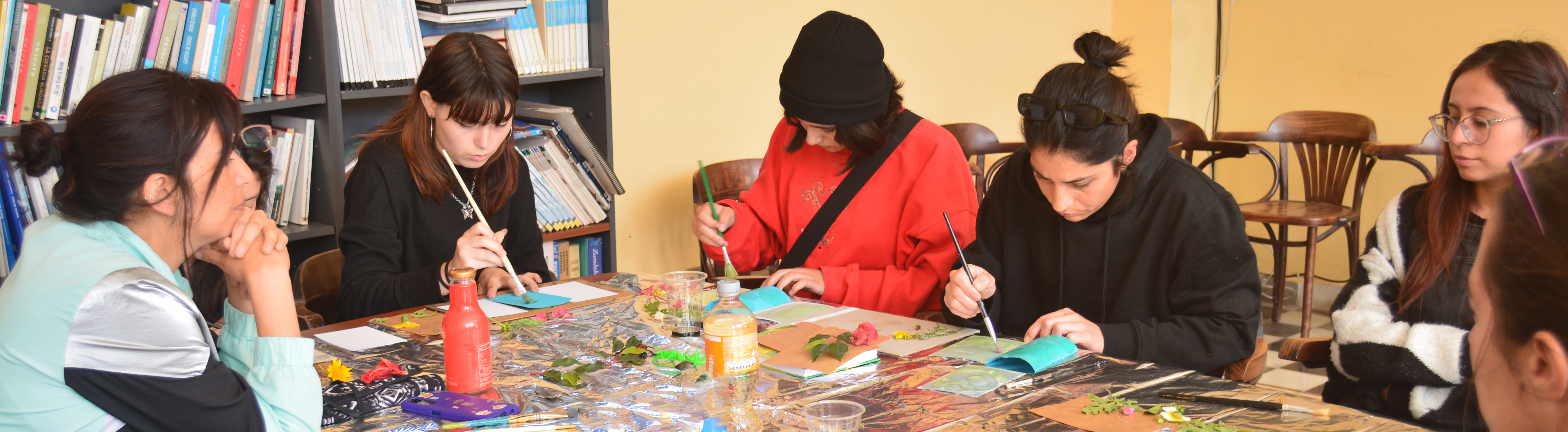 Taller de cianotipia Elementa con participantes creando imágenes botánicas mediante impresión solar y procesos fotográficos artesanales.