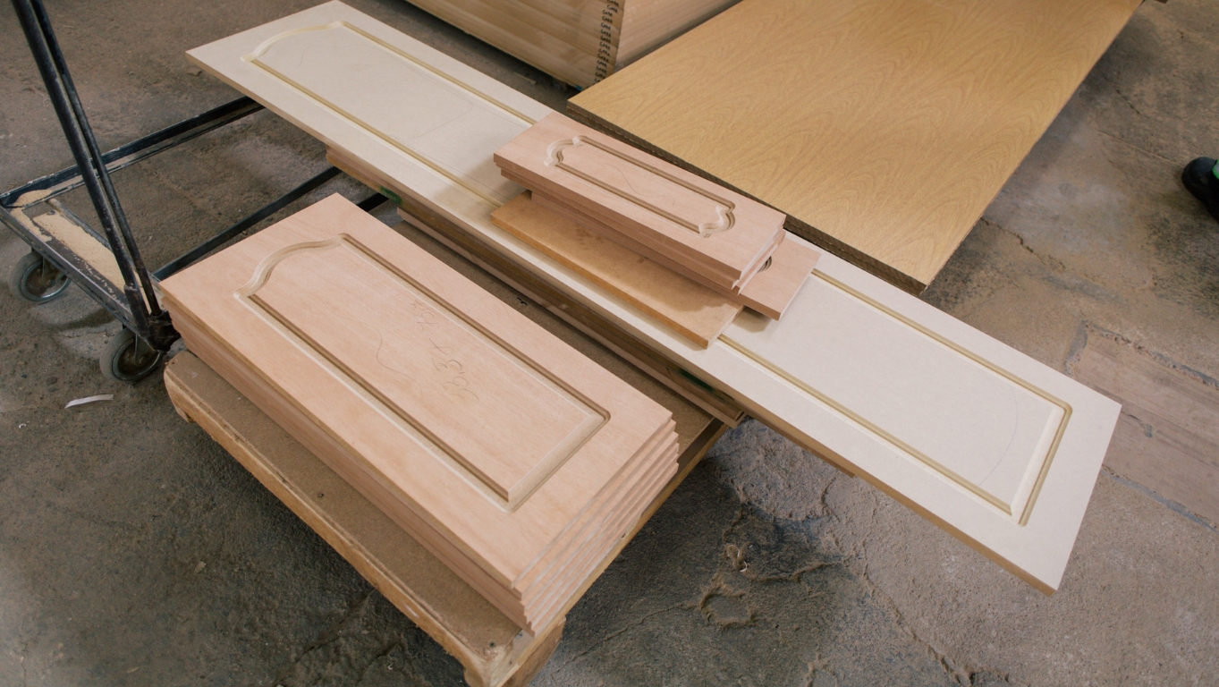 Diseñamos y cortamos puertas listas para instalar<br>