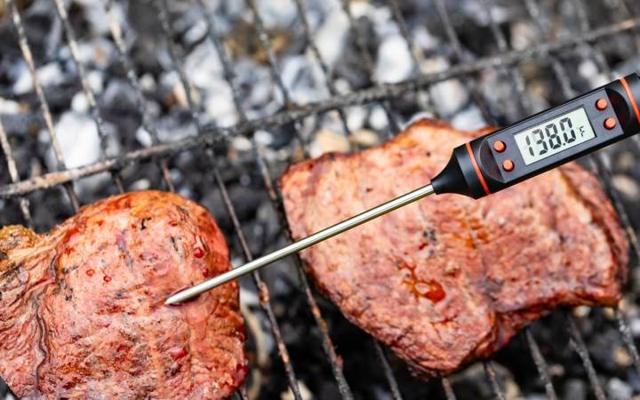 Termómetro en carne a la parrilla