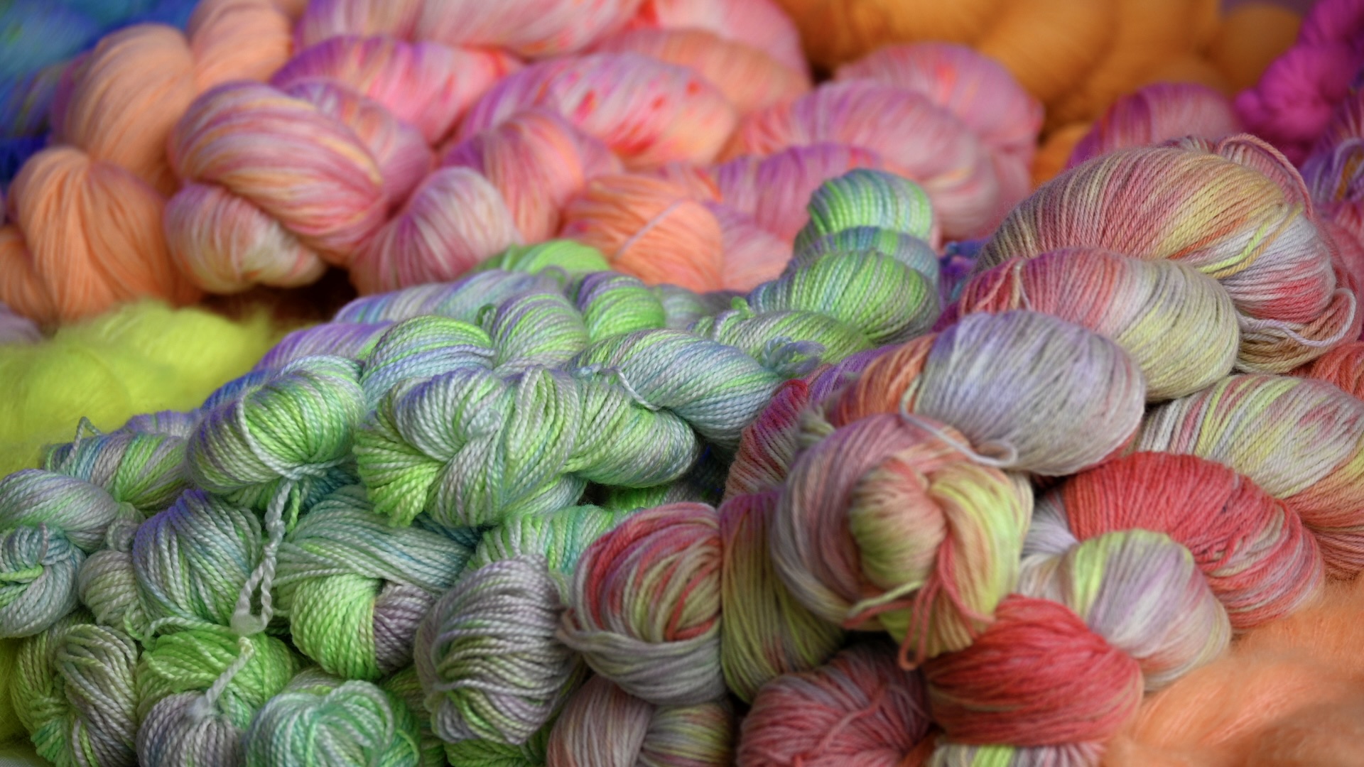 FIBRAS TEÑIDAS A MANO COMO DEBEN SER: SUAVES Y LLENAS DE COLOR