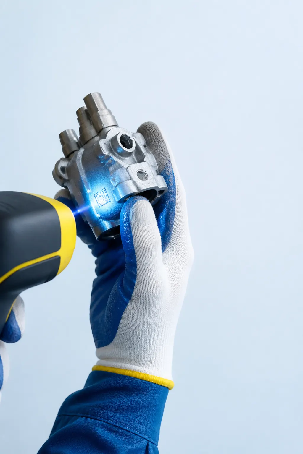 Mano revisando una pieza automotriz metálica sin etiqueta