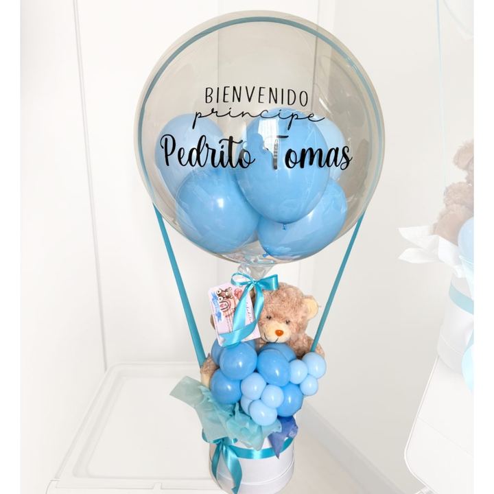 Globo aerostático celeste con osito y mensaje de bienvenida