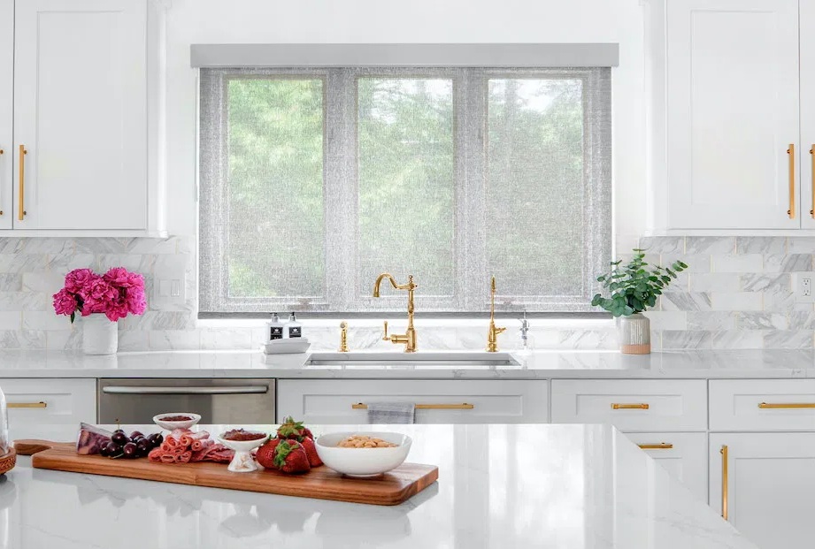 Cortinas Roller Blackout en una cocina moderna