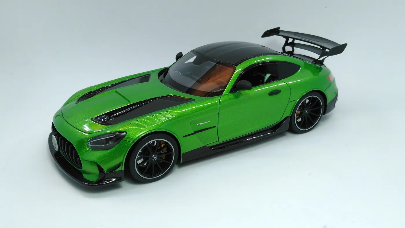 Mercedes-AMG GT Black Series 1:24 pintado com Fire Scale