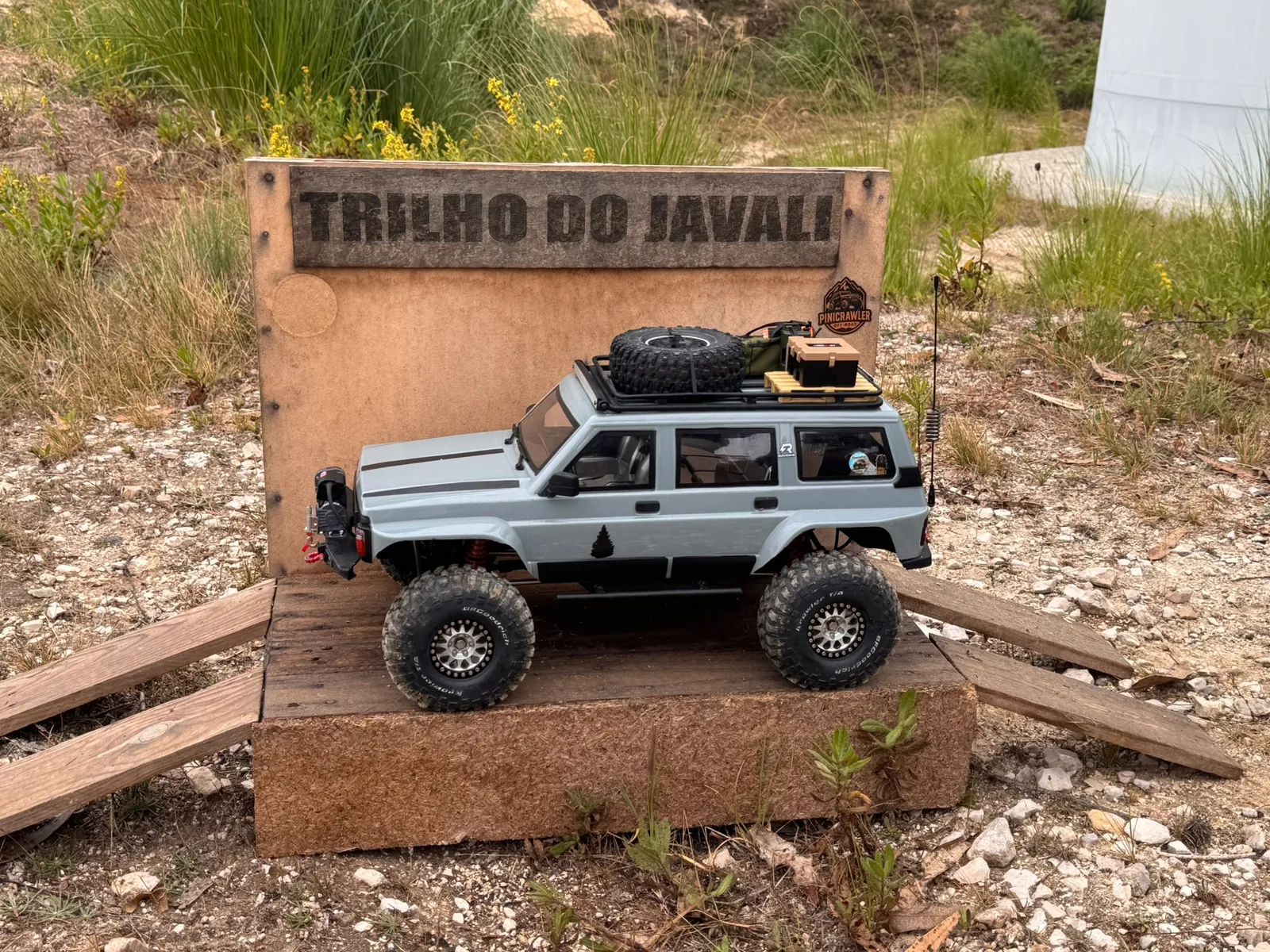 Crawler RC cinzento pintado com spray Fire Scale