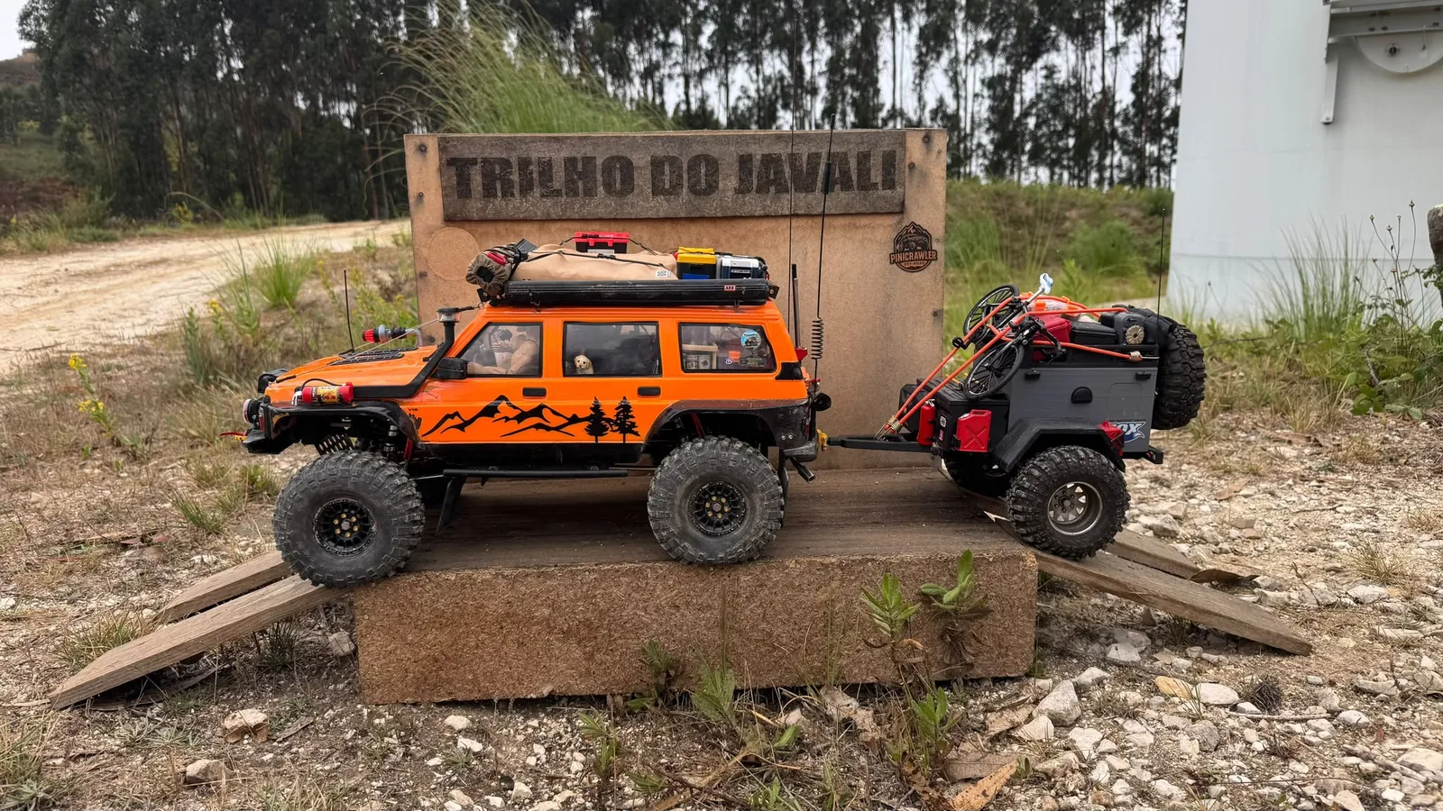 Crawler RC laranja com reboque, pintado com Fire Scale