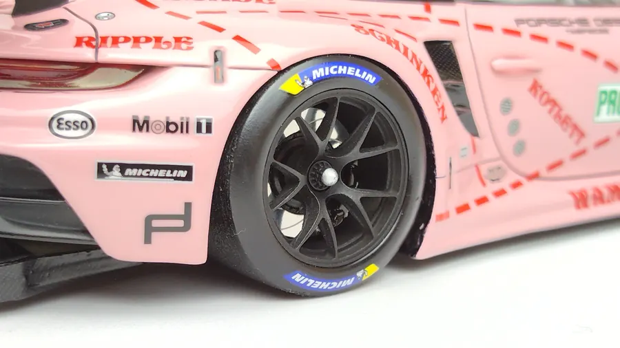 Detalhe da roda e da carroçaria do Porsche 911 GT3 R