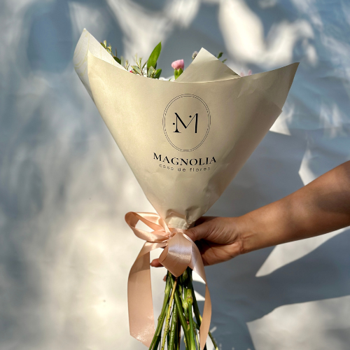 <div><span style="background-color: #fabcc1; color: #FFFFFF; font-family: " tiempos="" headline";="" font-size:="" 44px;="" font-weight:="" 700;="" text-align:="" center;"=""><b>Nuestra casa es ahora tu casa,</b></span></div><div><span style="color: #f66a94; font-family: " tiempos="" headline";="" font-size:="" 44px;="" font-weight:="" 700;="" text-align:="" center;"=""><b>tu casa de flores.</b></span></div>