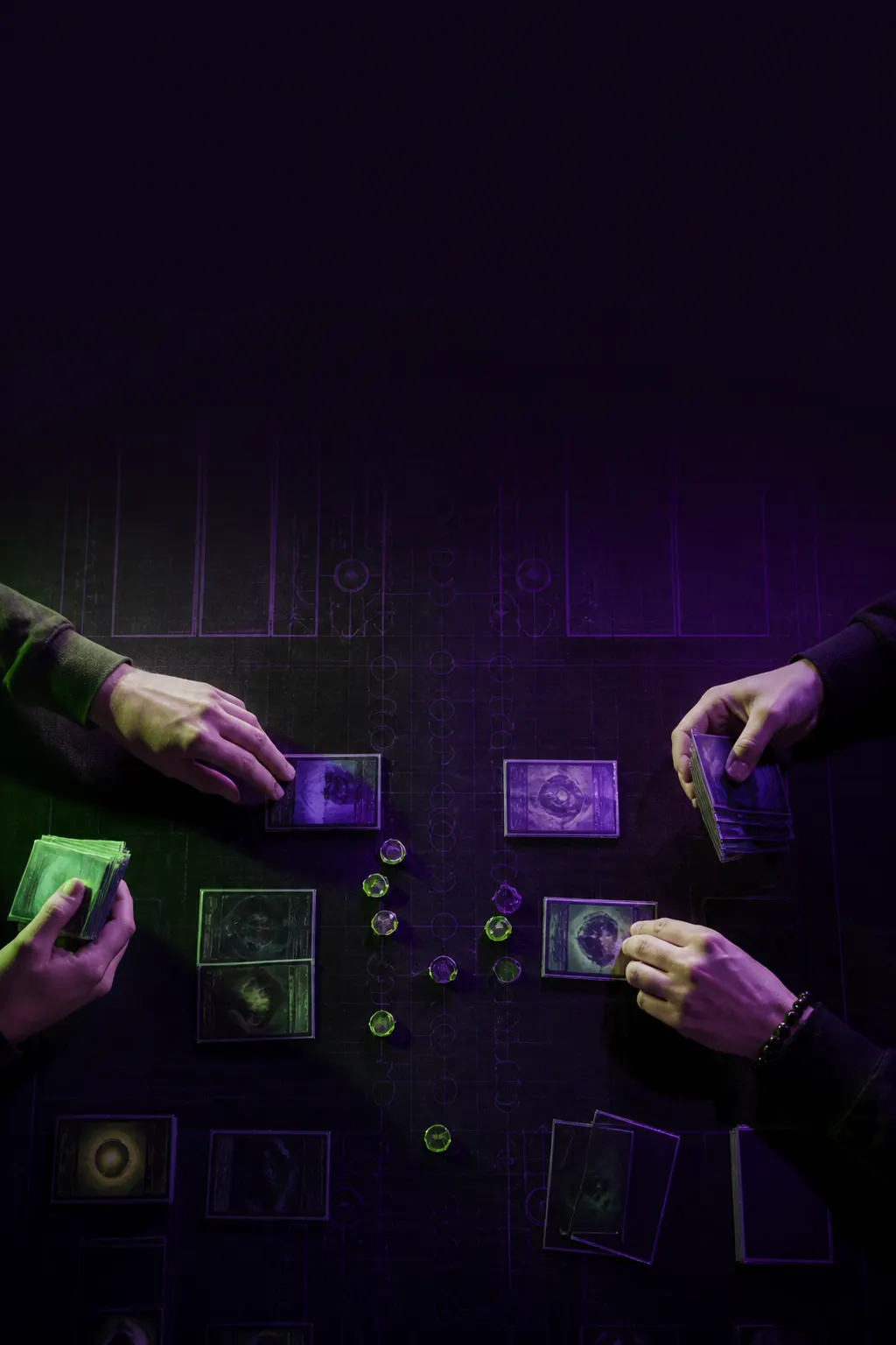 Dos personas jugando una partida TCG con cartas enfundadas sobre una superficie negra iluminada en verde y violeta.