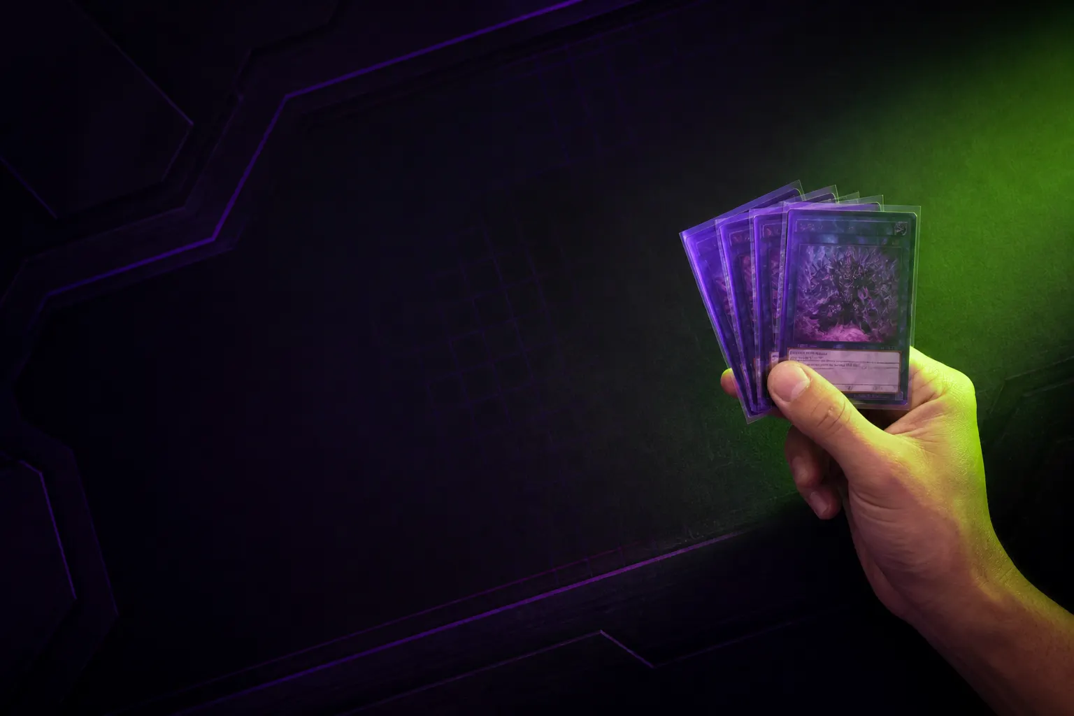 Mano sosteniendo cartas TCG enfundadas sobre una superficie negra con reflejos verdes y violetas.