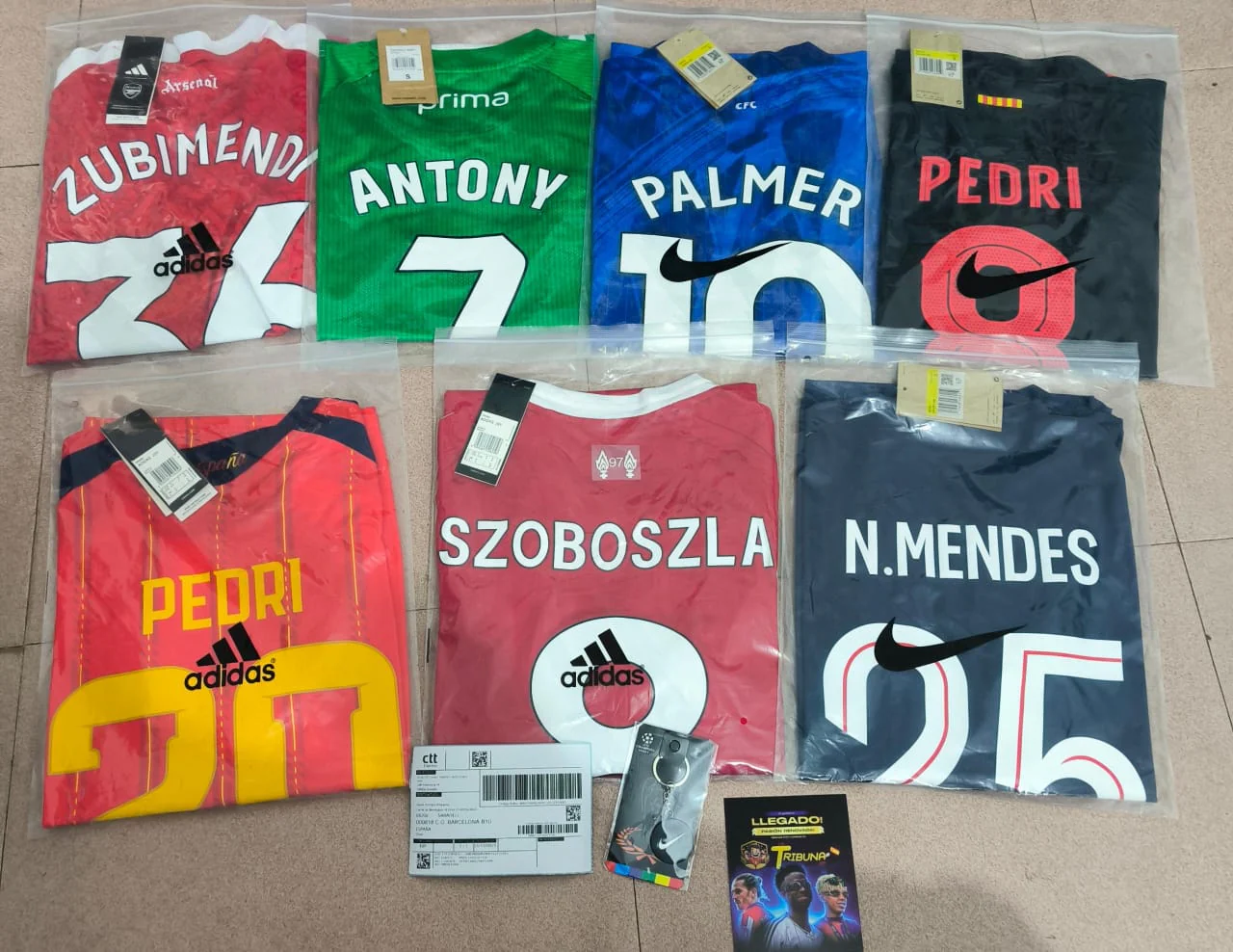 Te regalamos la personalización oficial con nombre y número a tu elección.