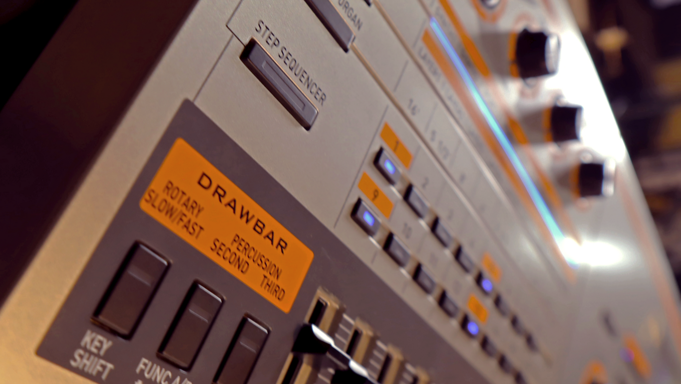 PIANOS DIGITALES Y SINTETIZADORES