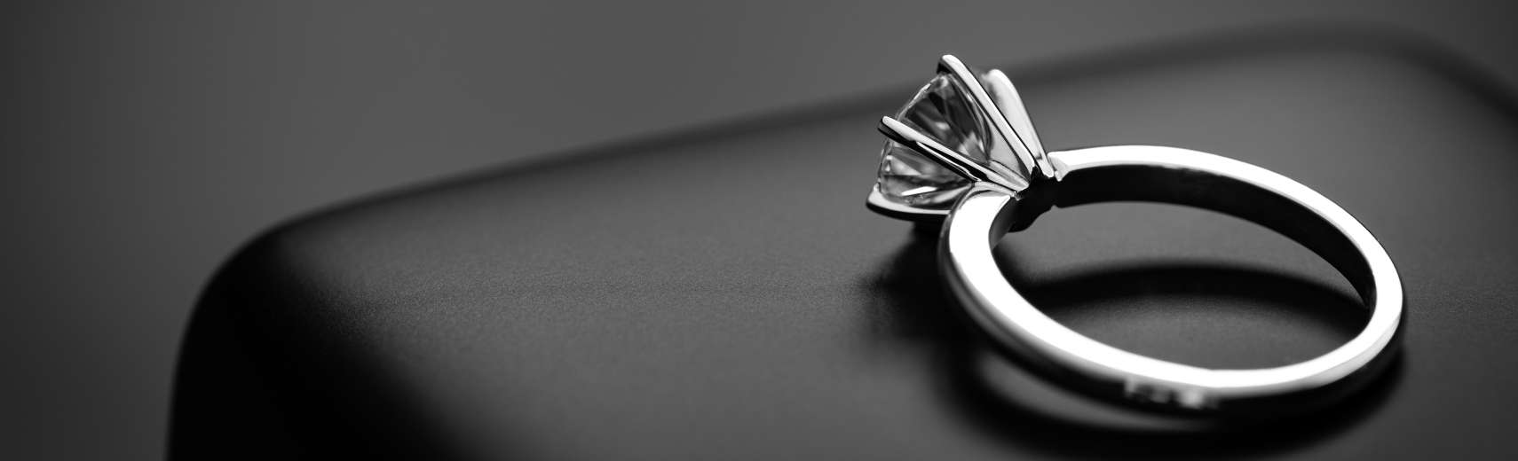 Alianzas de Boda y Anillos de Compromiso