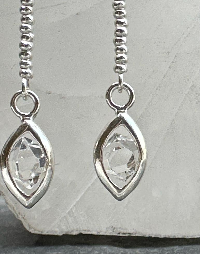 Es una Invitación a una experiencia introspectiva y espiritual, centrada en la conexión con uno mismo y la existencia en sí