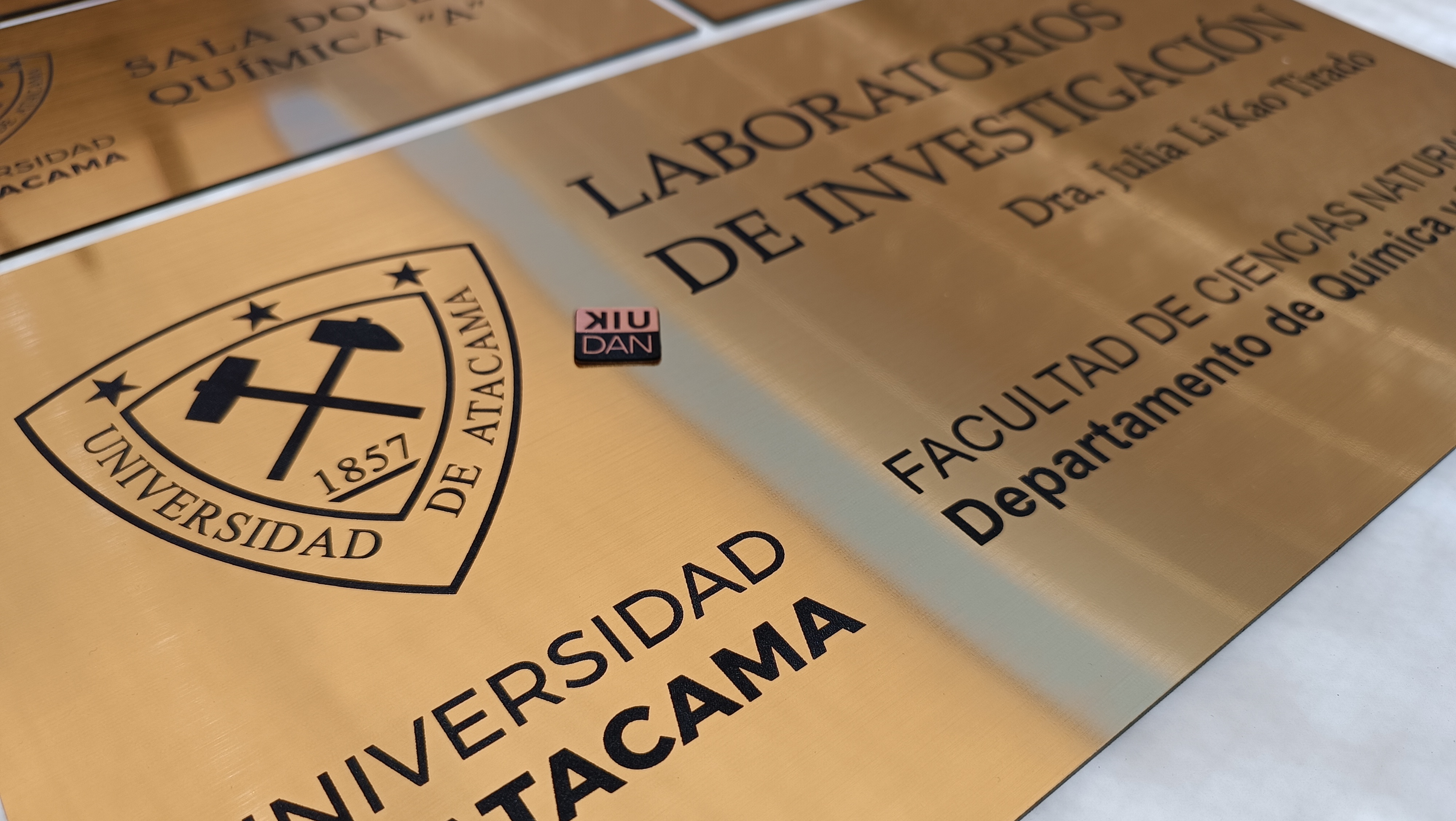 Placas Grabadas para Casco y Ropa | Kiudan Chile