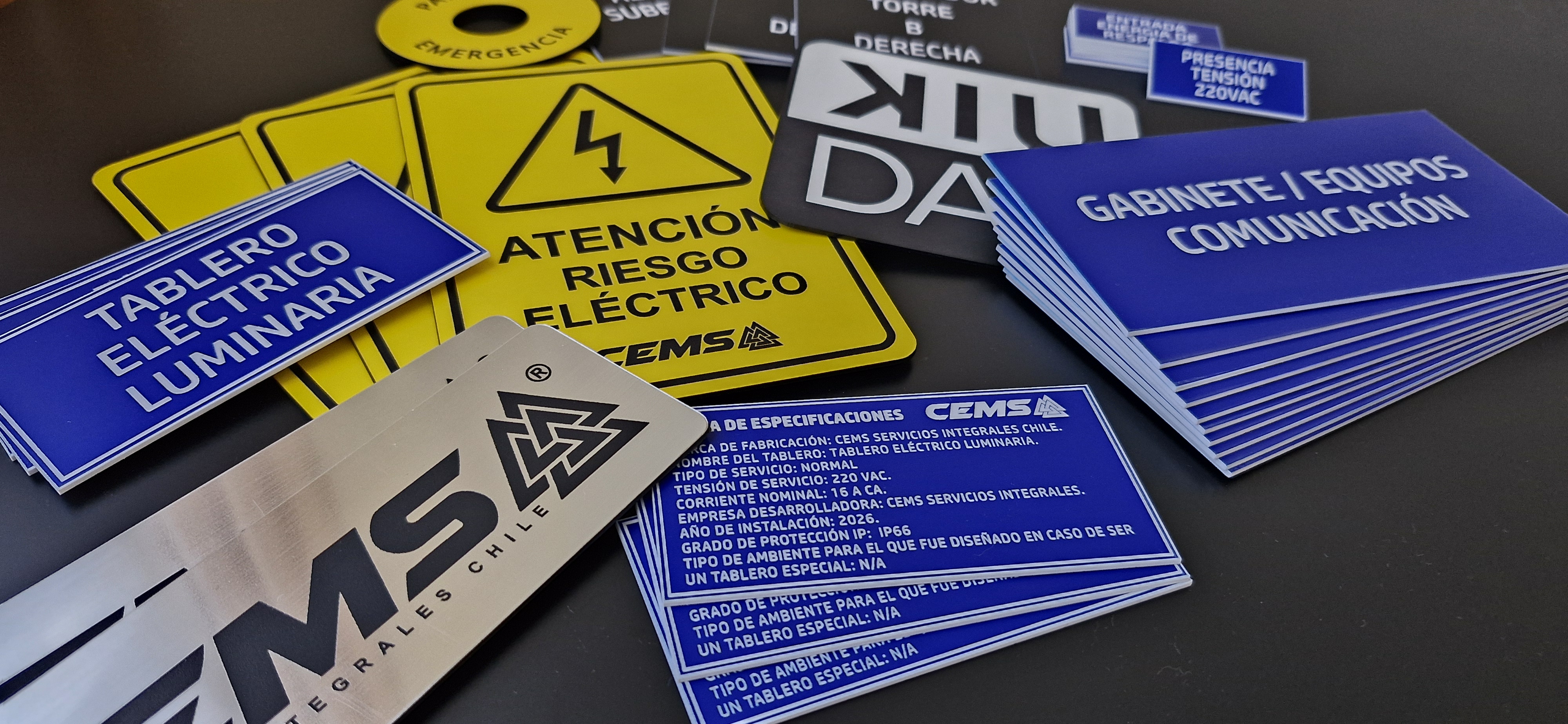 Placas Grabadas para Casco y Ropa | Kiudan Chile