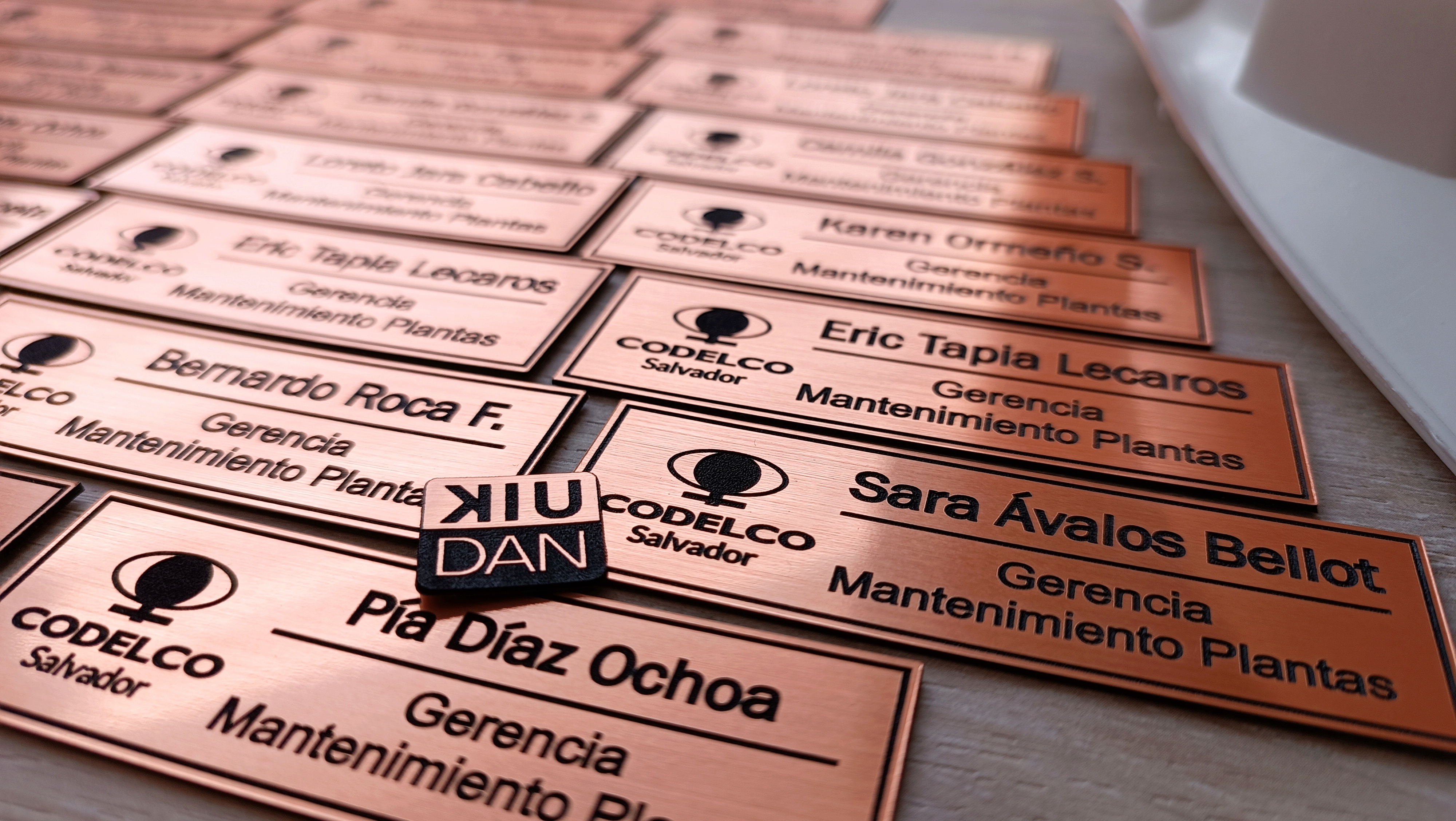 Placas Grabadas para Casco y Ropa | Kiudan Chile