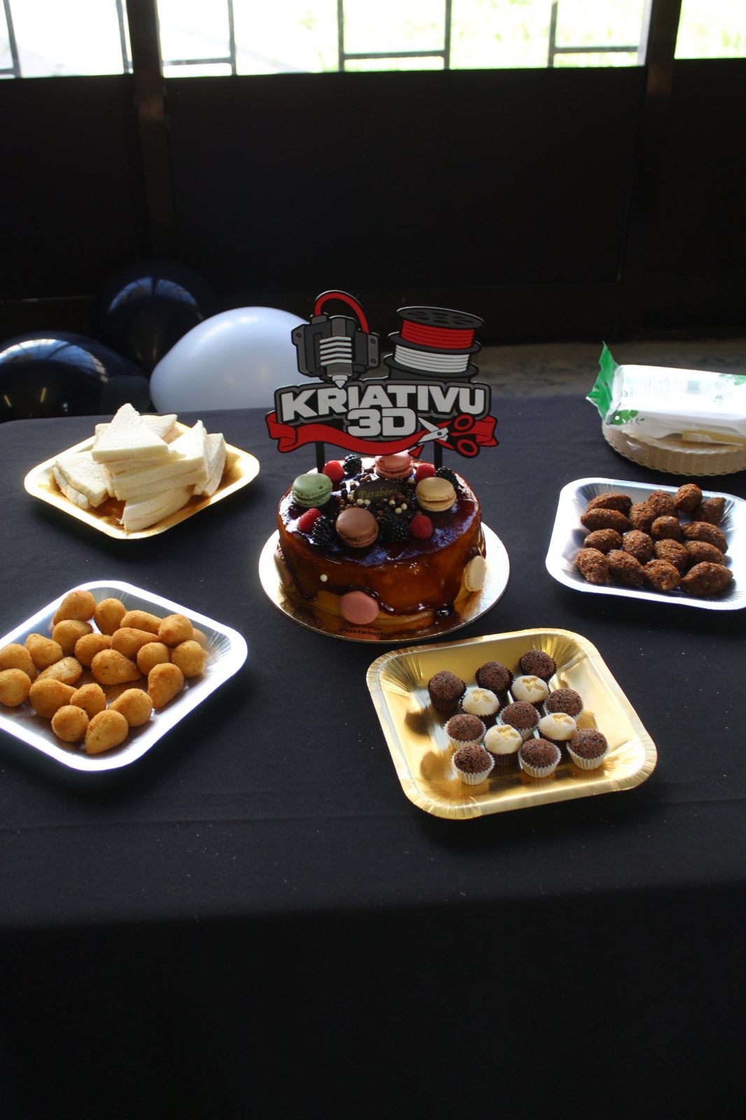 Bolo da inauguração com topo Kriativu3D e mesa de salgados e brigadeiros