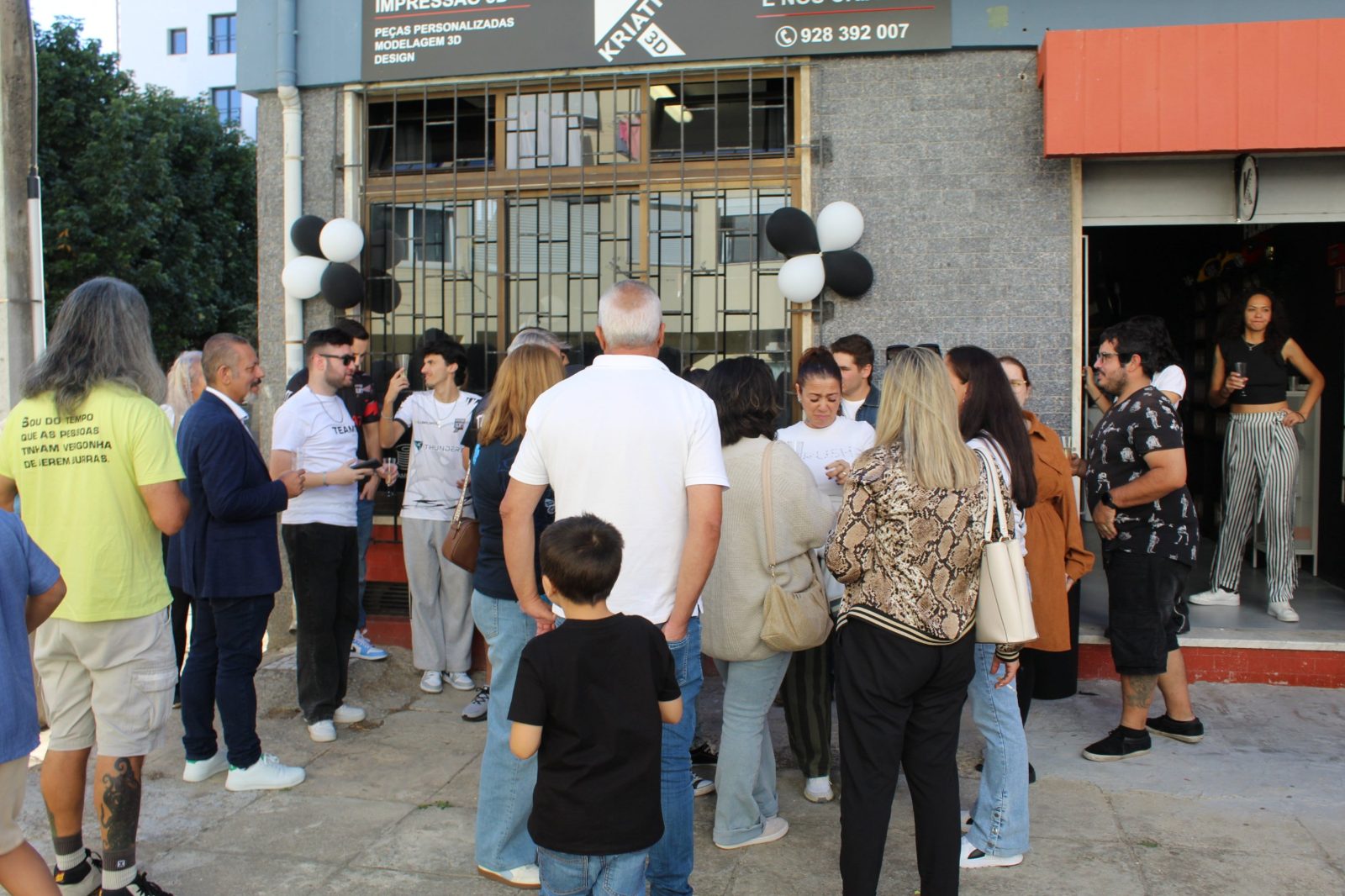 Convidados à porta da loja Kriativu3D durante a inauguração