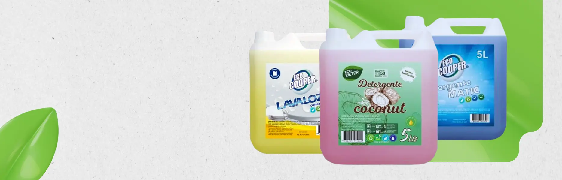 Implementos de limpieza (como esponjas y escobillones) y productos de aseo (como detergentes, cloro, alcohol gel y limpiadores), disponibles en diversos formatos, incluyendo bidones.