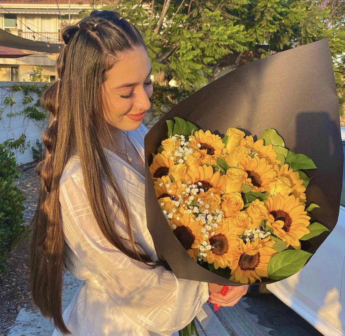 Ella Espera sus Rosas Amarillas 